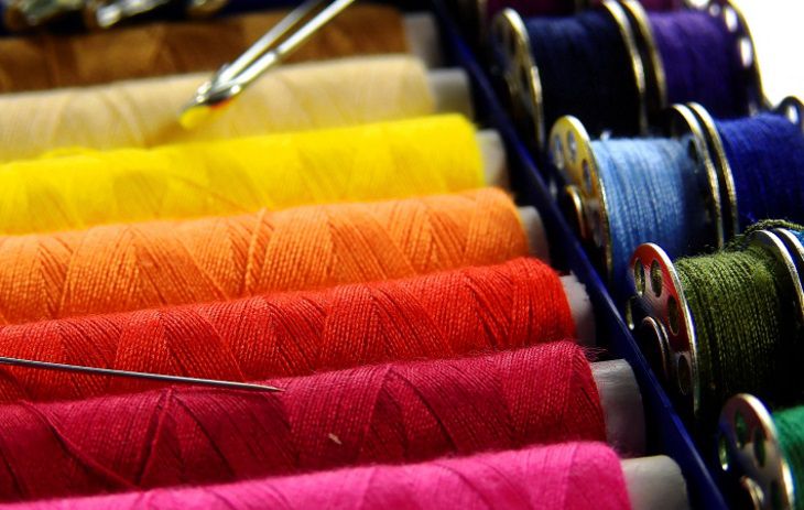 Ученые создали нитки, меняющие цвет при появлении токсинов в воздухе Ученые создали нитки, меняющие цвет при появлении токсинов в воздухе