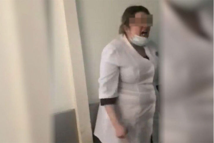 «Вы все подохнете»: истерика врача больницы попала на видео