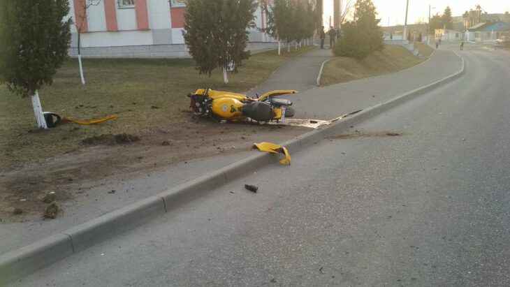 В Глубоком мотоциклист врезался в дерево
