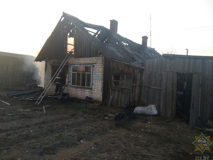 Сотрудник МЧС спас пять человек из горящего дома в Сенненском районе