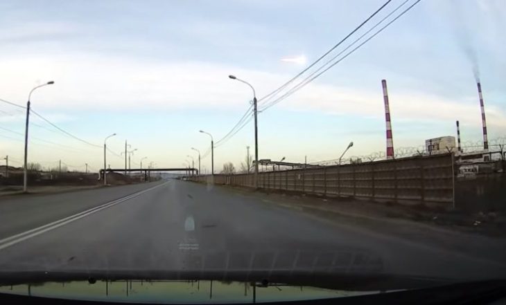 Камеры записали яркий метеорит в небе над Красноярском