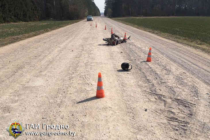 Под Щучином бесправник попал в ДТП через пару дней после покупки мотоцикла. Мужчина в реанимации