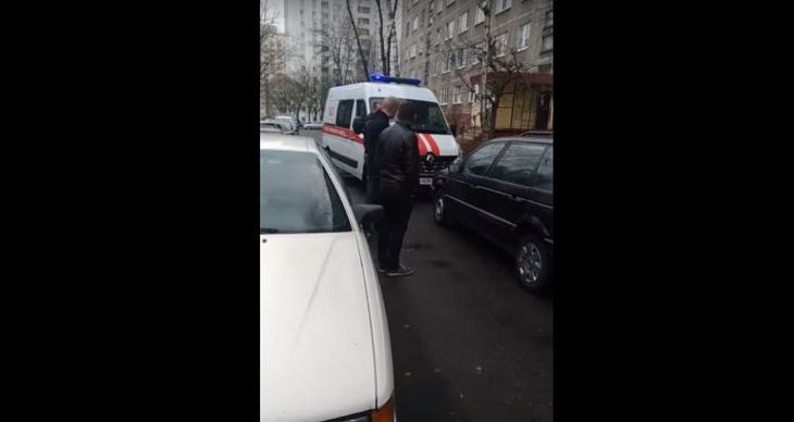 В Минске принципиальный водитель VW на 20 минут задержал скорую во дворе