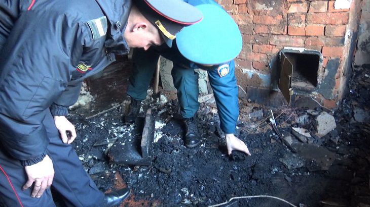 Под Дрибином дом горел: хозяина спас молодой милиционер 