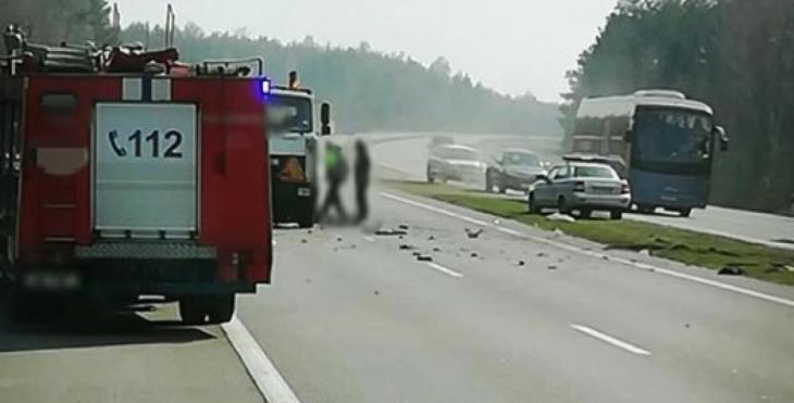 Фура врезалась в машину дорожников на трассе М1