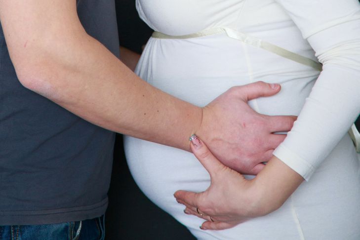 Ученые объяснили, почему беременным женщинам надо спать на боку 