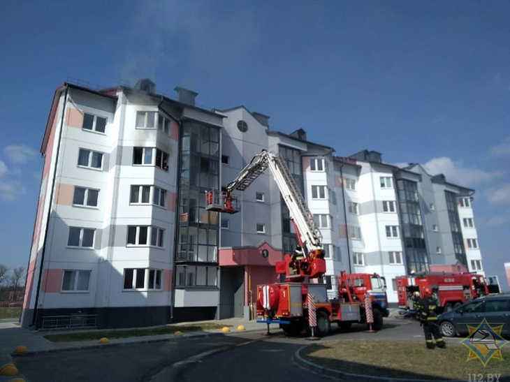 В Столбцах на пожаре в пятиэтажке спасли троих детей В Столбцах на пожаре в пятиэтажке спасли троих детей