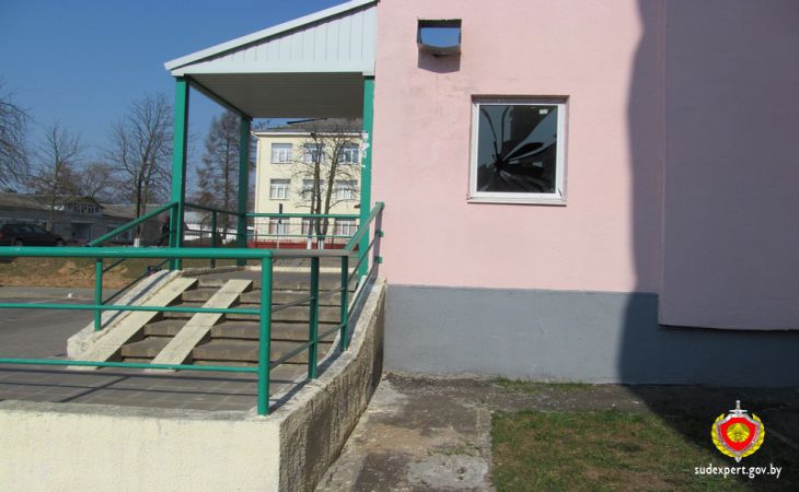 В Жодино мужчина разбил стекло в подъезде, но не смог вспомнить зачем