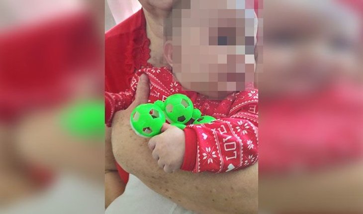 В Минске спасатели помогли младенцу, у которого застрял палец в игрушке