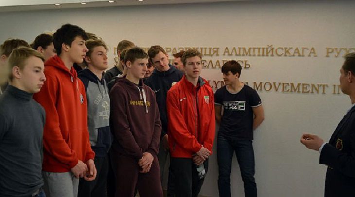 Юные хоккеисты-белорусы поехали на ЧМ в Швецию  