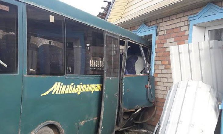 Рейсовый автобус въехал в частный дом под Борисовом