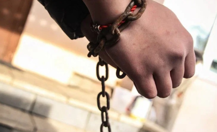 17-летние подростки до смерти забили мужчину и изнасиловали его жену 