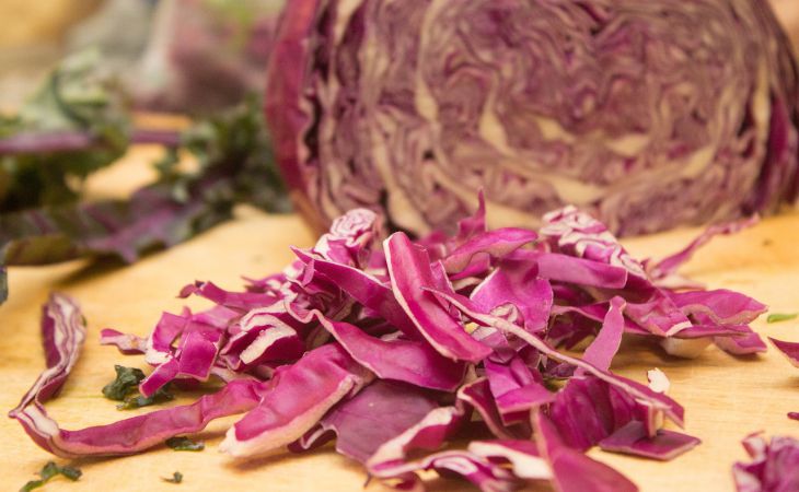 Подборка салатов с молодой капустой: ТОП-5 рецептов