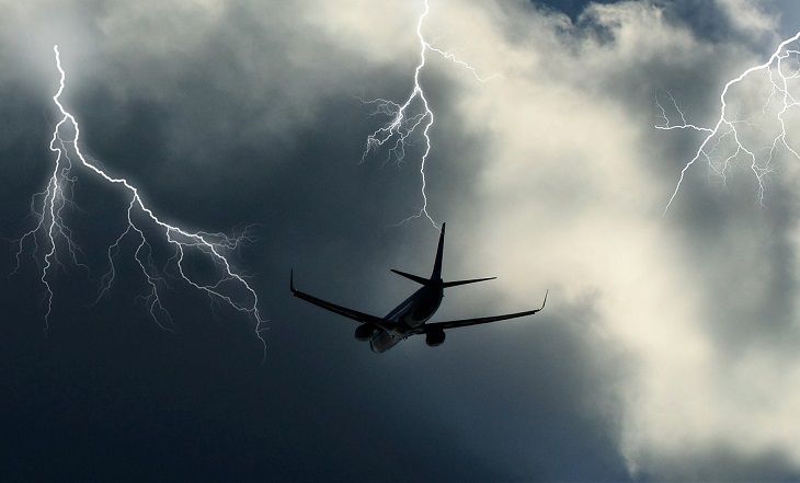 Молния ударила в самолет при посадке в Шереметьево Молния ударила в самолет при посадке в Шереметьево