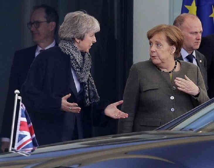 Меркель забыла встретить Мэй в Берлине