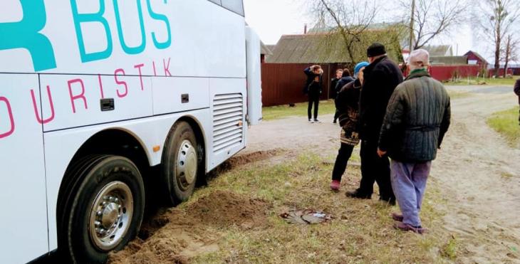 В Столбцах в песке застрял автобус с лицеистами из Франции
