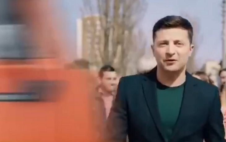 Полиция Украины возбудила уголовное дело из-за ролика, на котором Зеленского сбивает фура
