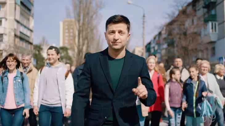 Команда Порошенко опубликовала ролик, где Зеленского сбивает фура