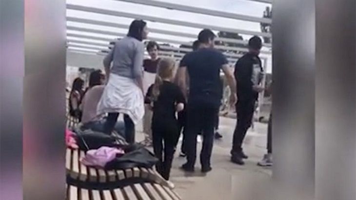 Лютая драка мамаш случилась в парке на глазах детей Лютая драка мамаш случилась в парке на глазах детей