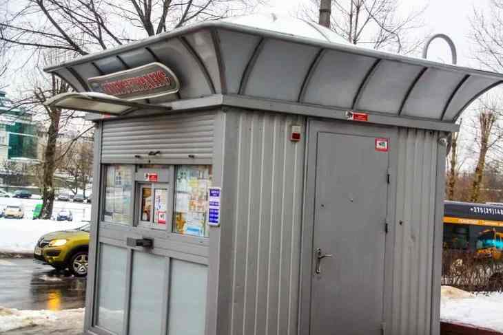 Водитель неудачно припарковался и запер продавщицу на 12 часов в киоске Водитель неудачно припарковался и запер продавщицу на 12 часов в киоске