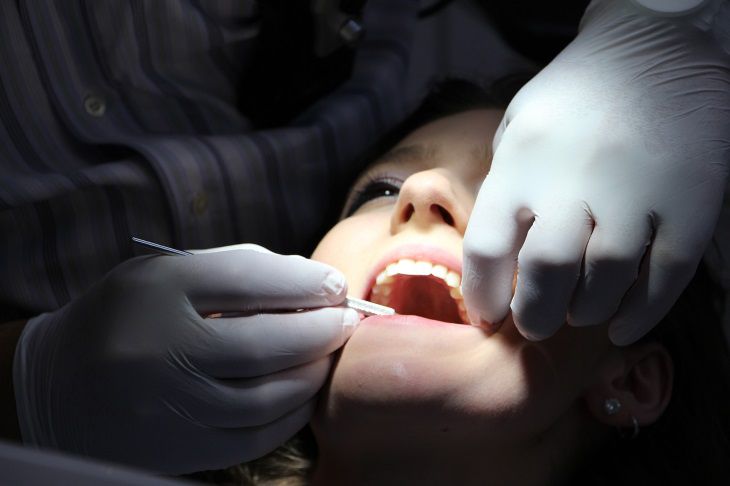 Специалисты назвали 11 предупреждающих знаков, что пора посетить стоматолога