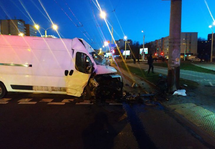 В Минске бус протаранил столб