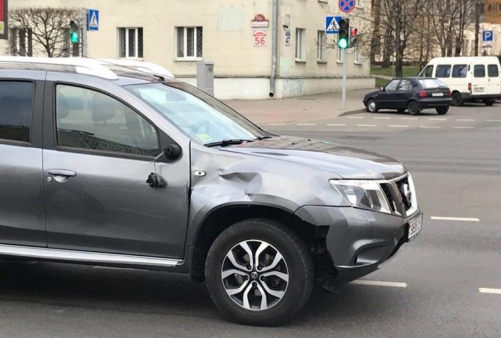 В Минске автомобиль сбил школьника: мальчик выбежал на красный, разговаривая по мобильному