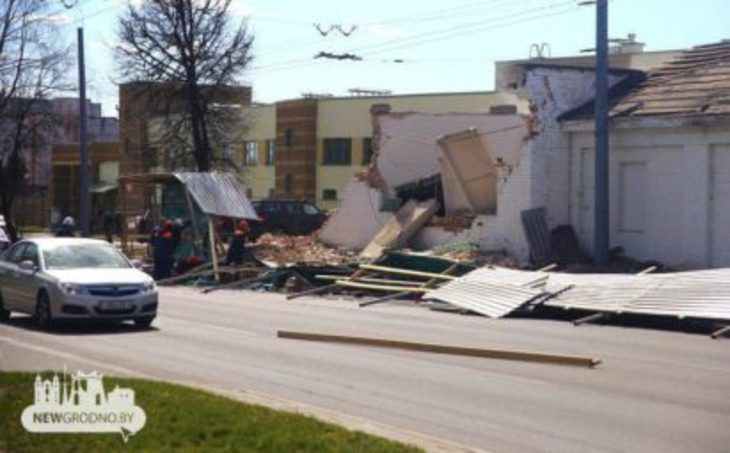 Снос гаражей в Гродно едва не привел к трагедии. Стена рухнула на тротуар и остановку