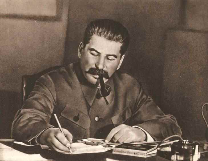 Правнук Сталина назвал «моральными уродами» тех, кто восхищается его прадедом