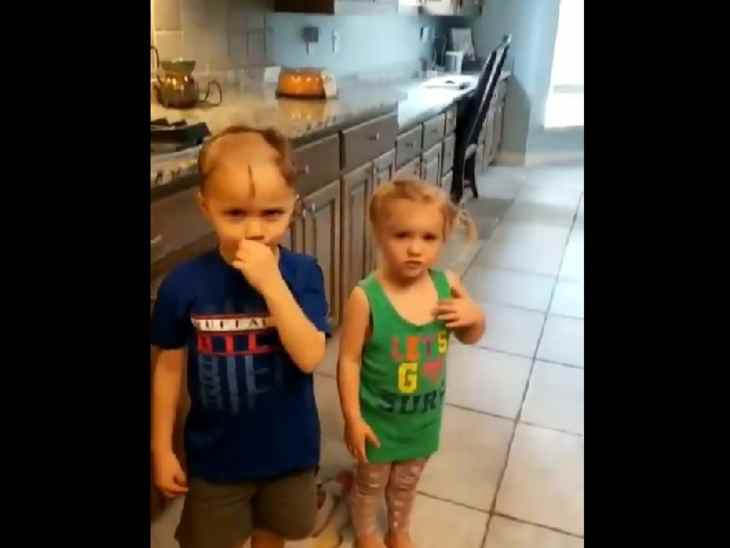 Случайно нашел машинку для стрижки. Малыш побрил себя и маленькую сестренку