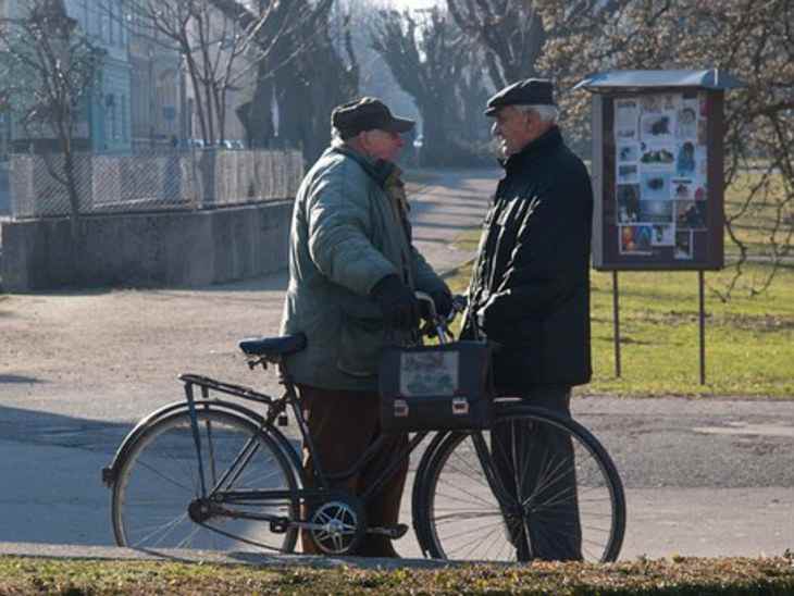 Белорусским пенсионерам скоро придется носить с собой паспорт