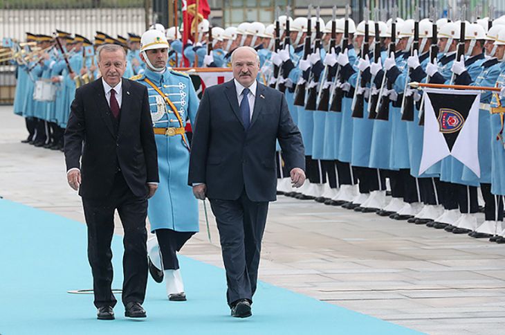 Конная кавалерия из 40 всадников и 21 выстрел: как встречали Лукашенко в Анкаре Конная кавалерия из 40 всадников и 21 выстрел: как встречали Лукашенко в Анкаре