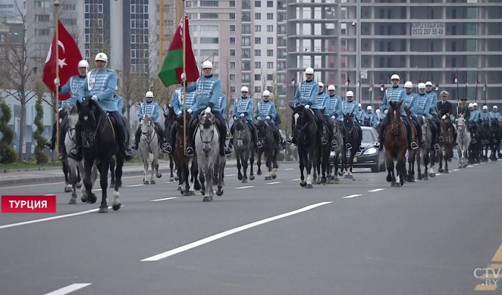 Конная кавалерия из 40 всадников и 21 выстрел: как встречали Лукашенко в Анкаре