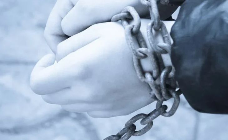 В Подмосковье нашли труп мужчины: он год простоял прикованным цепями к дереву В Подмосковье нашли труп мужчины: он год простоял прикованный цепями к дереву