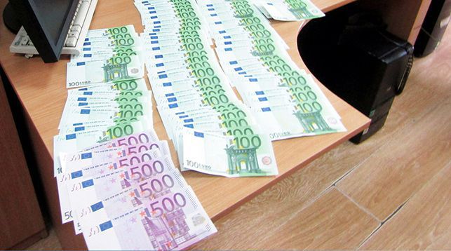 Супруги из РФ в Бресте прятали евро. Таможня нашла 