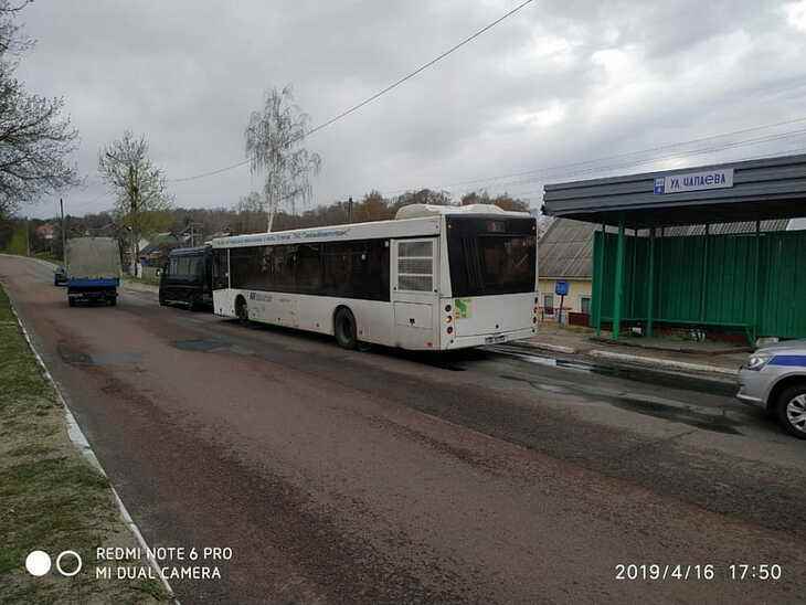 В Мозыре пассажир упал при выходе из автобуса, водитель заметил его, когда отъехал