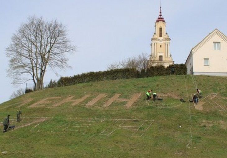 Жители Гродно собирают подписи против «живых» надписей на склонах Немана