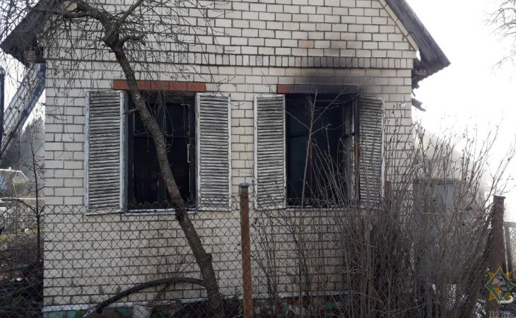 В Червенском районе мужчина пытался самостоятельно потушить пожар и получил ожоги рук и лица.