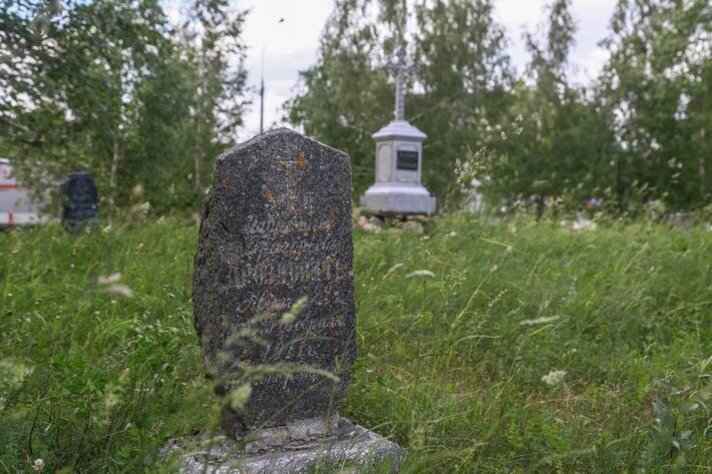 В Светлогорске парень «под кайфом» устроил погром на кладбище