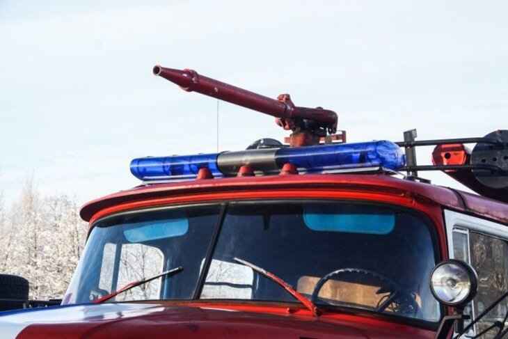 Горит трава в Пинском районе: пламя подступает к домам и трубе местного газопровода