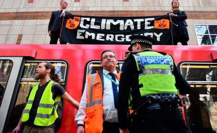 Мужчина приклеил себя к поезду метро, протестуя против изменений климата