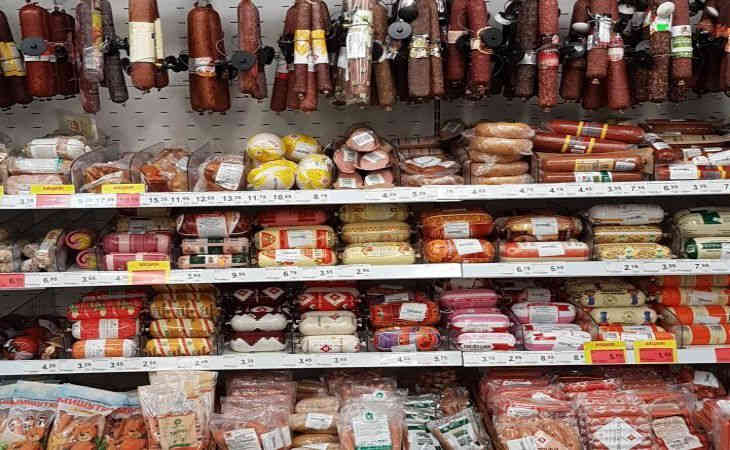 В Жлобине оштрафовали две семейные пары, которые перебрасывали мясо через забор предприятия