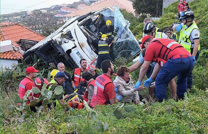 На Мадейре автобус рухнул со склона: 29 туристов погибли 