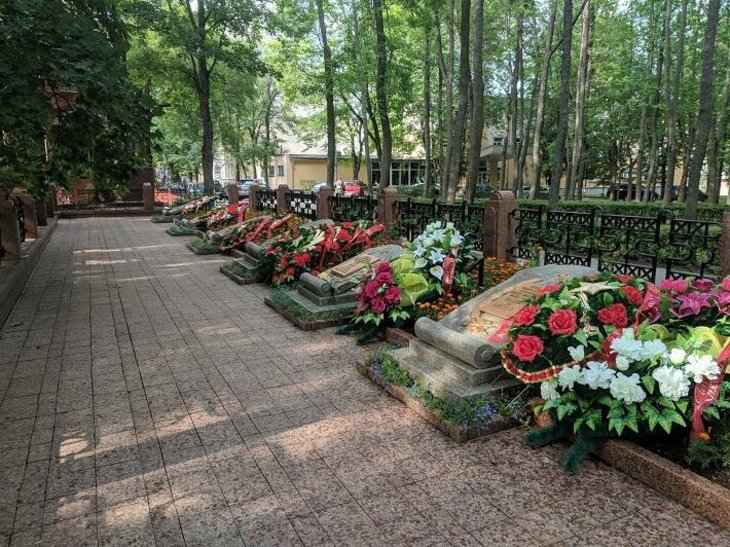 Минприроды: Пластиковые цветы на кладбищах – это настоящая экологическая беда