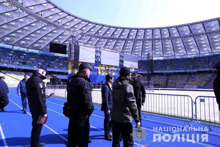 В Киеве закрыли три станции метро из-за дебатов Порошенко и Зеленского