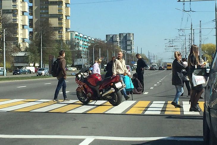 В Бресте Fiat сбил четырех девушек на переходе, опубликовано видео