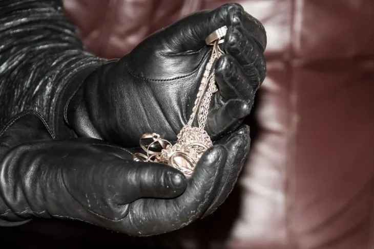 Могилевчанка перепрятала украшения, забыла об этом, обвинив в краже знакомого своего мужа