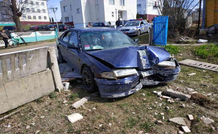 В Белыничах пьяный водитель протаранил бетонный забор
