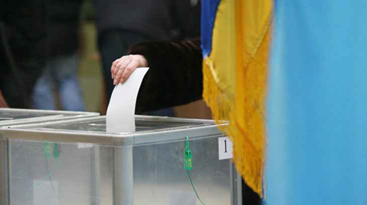 Киевляне активно голосуют, обсуждая ночное заседание суда о снятии Зеленского с выборов