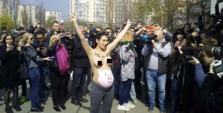 Активистка Femen разделась возле участка, где голосовал Зеленский